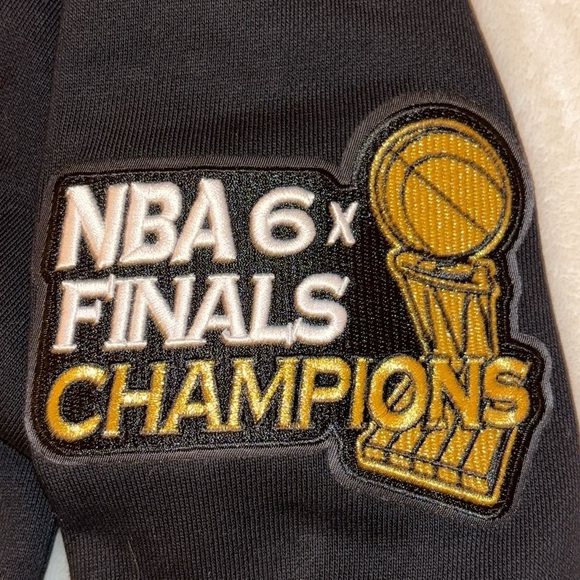 Pro Standard Luxury Athletic Collection Chicago Bulls Crewneck - Picture 3 of 4